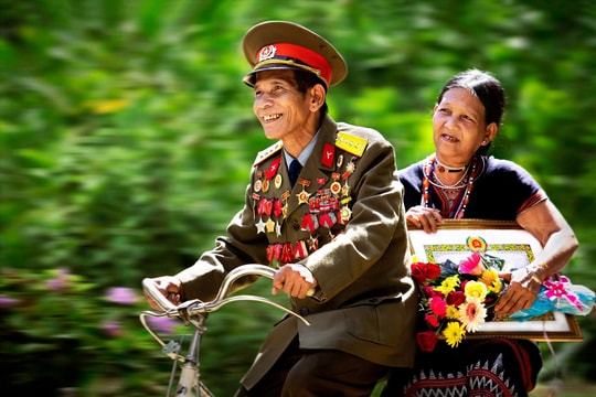 Anh hùng Lực lượng vũ trang nhân dân Alăng Bảy - nhân vật bức ảnh nổi tiếng "Ngày trở về" từ trần