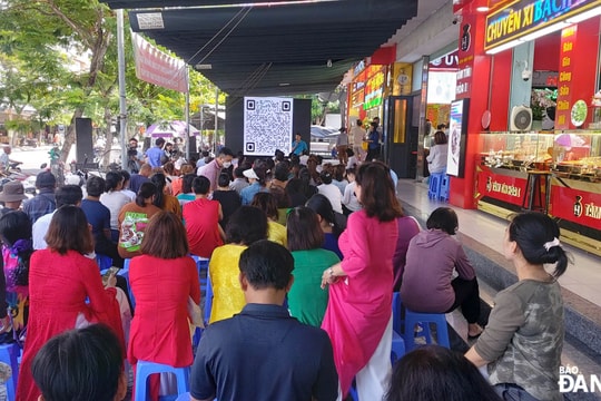 Đồng hành cùng các nữ tiểu thương trong việc chuyển đổi số