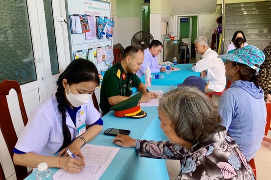 Khám bệnh, tư vấn chăm sóc sức khỏe cho nhân dân xã đảo Tam Hải