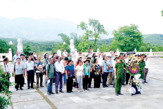 Dấu chân trên đỉnh đồi