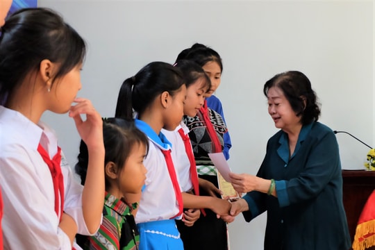 Quỹ học bổng Vừ A Dính và Câu lạc bộ Vì Hoàng Sa, Trường Sa thân yêu: Tiếp sức cho học sinh vùng khó khăn Quảng Nam