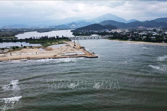 Kiểm tra, khắc phục cửa sông Cu Đê (Đà Nẵng) bị xâm thực