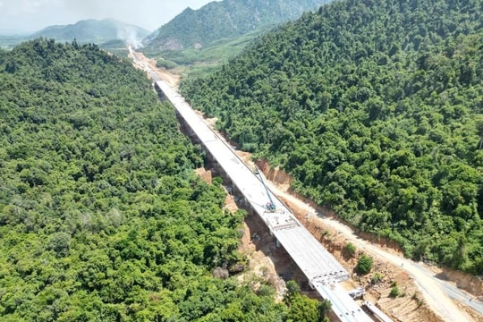 Hợp long cây cầu dài nhất trên đường bộ cao tốc đoạn Vân Phong-Nha Trang