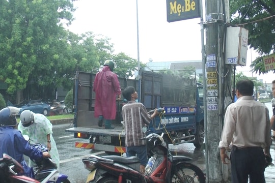 Điện Bàn ra quân xử lý lấn chiếm lòng lề đường tại phường Điện Ngọc