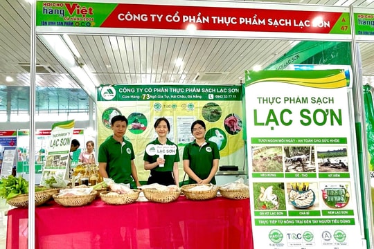 Đôi bạn trẻ làm nông nghiệp sạch