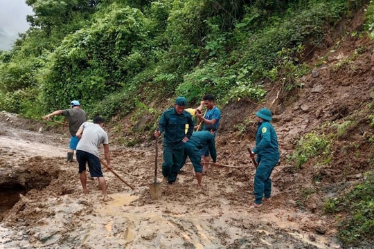 Xã Trà Bui khắc phục tạm thời điểm sạt lở trên tuyến ĐH8
