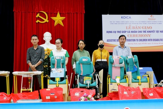 Trao tặng dụng cụ trợ giúp cá nhân cho trẻ khuyết tật Quảng Nam