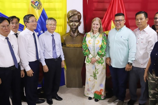 Quảng Nam trao tặng phòng máy tính cho trường học mang tên Anh hùng Nguyễn Văn Trỗi tại Venezuela