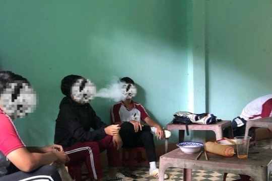 Cạm bẫy từ thuốc lá điện tử trong học sinh