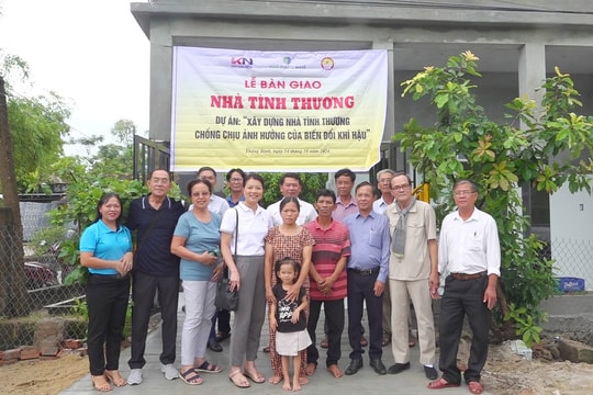 Tổ chức Đông Tây hội ngộ trao 2 nhà tình thương tại Thăng Bình