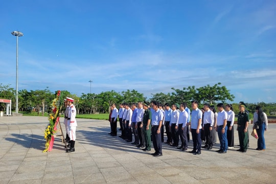 Lãnh đạo Bộ Ngoại giao, Ban Tuyên giáo Trung ương dâng hương tại Tượng đài Mẹ Việt Nam anh hùng