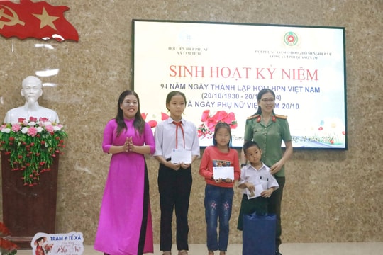 Trao quà phụ nữ và trẻ em xã Tam Thái