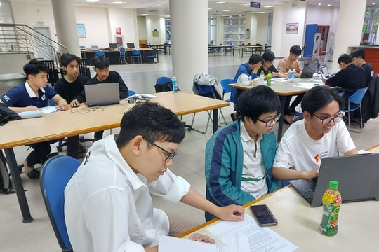 ‏Sinh viên Trường Đại học Bách khoa Đà Nẵng giành Cúp vô địch cuộc thi lập trình ICPC miền Trung‏