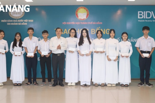 Trao học bổng ngành ngân hàng cho học sinh hiếu học,vượt khó