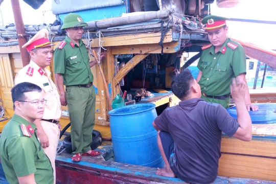 Kiểm tra an toàn phòng cháy tại khu vực neo đậu tàu thuyền trước khi bão vào