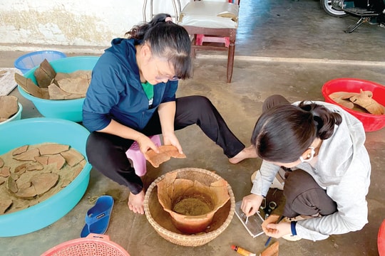 Đôi tay lục tìm quá khứ