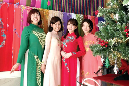 Áo dài muôn nẻo