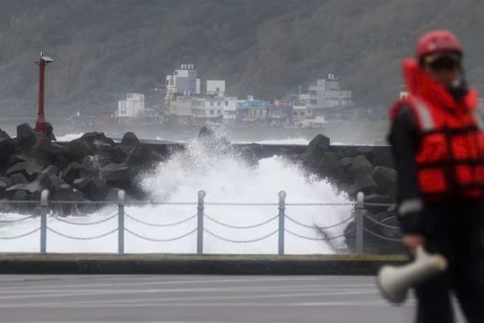 Đài Loan đóng cửa vì bão Kong-rey