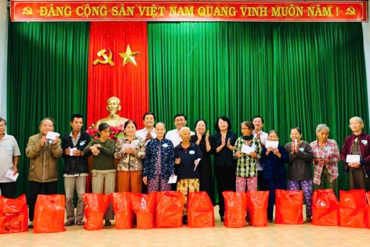Nguyên Phó Chủ tịch nước Đặng Thị Ngọc Thịnh tặng quà người dân Duy Xuyên