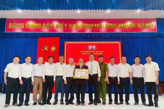 Phó Bí thư Thường trực Tỉnh ủy Nguyễn Đức Dũng trao Huy hiệu Đảng cho các đảng viên lão thành