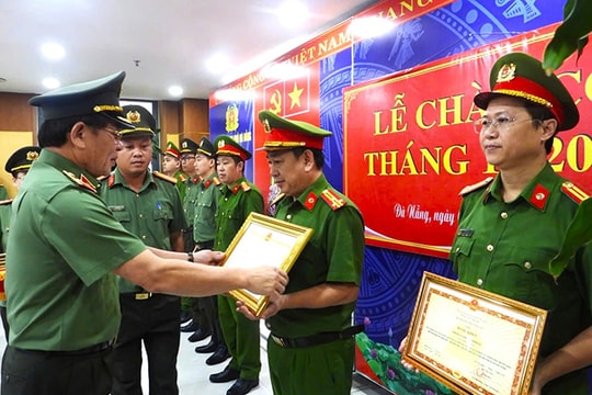 Khen thưởng các tập thể, cá nhân thuộc Công an thành phố có thành tích xuất sắc
