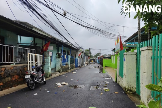 Mưa ngớt, nước rút, người dân bắt đầu dọn dẹp đường sá, nhà cửa