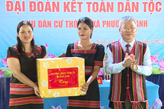 Đồng chí Nguyễn Đức Dũng dự ngày hội Đại đoàn kết tại Phước Sơn