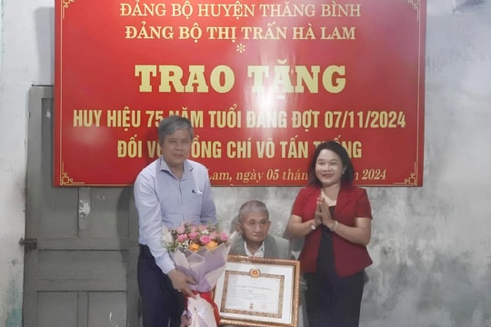 Thăng Bình trao Huy hiệu Đảng đợt 7/11 cho 56 đảng viên