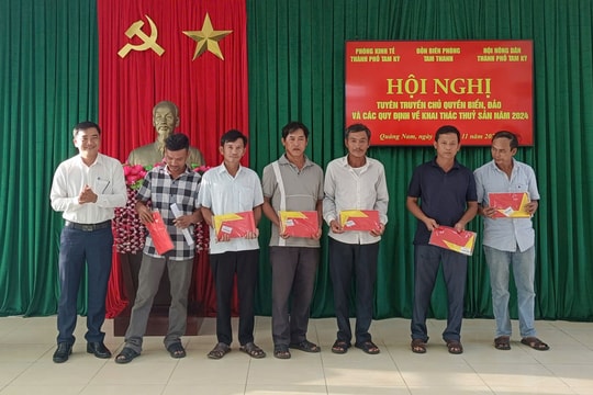 Trao tặng 100 cờ Tổ quốc cho ngư dân vùng biển Tam Kỳ