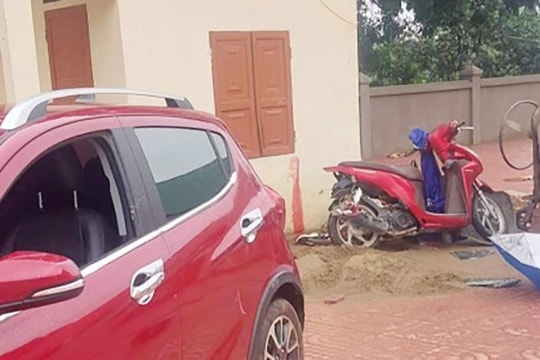 Ô-tô di chuyển trong sân trường - còn đó nỗi lo