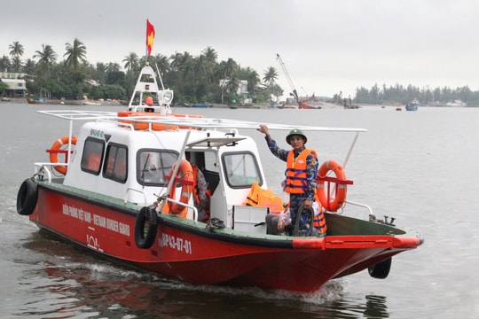 Ca nô biên phòng đưa đón người dân xã đảo Tam Hải
