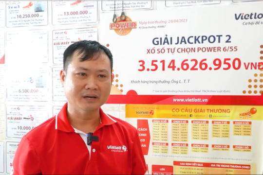 Bộ sưu tập hàng chục tờ vé số trúng giải tại điểm bán hàng Vietlott ở Phú Yên