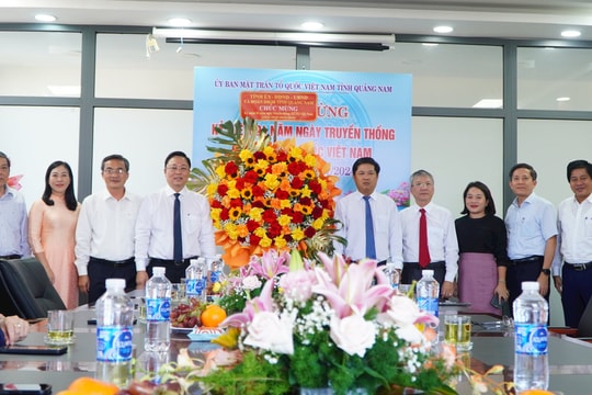 Bí thư Tỉnh ủy Lương Nguyễn Minh Triết thăm, chúc mừng ngày truyền thống Mặt trận