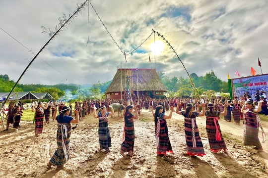 Người làng Aró vui hội mừng gươl mới