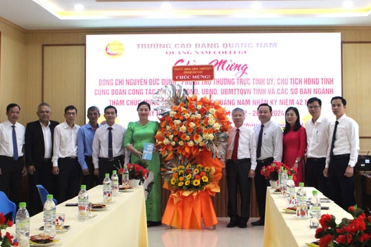 Đồng chí Nguyễn Đức Dũng thăm, chúc mừng Trường Chính trị tỉnh và Trường Cao đẳng Quảng Nam nhân ngày Nhà giáo Việt Nam