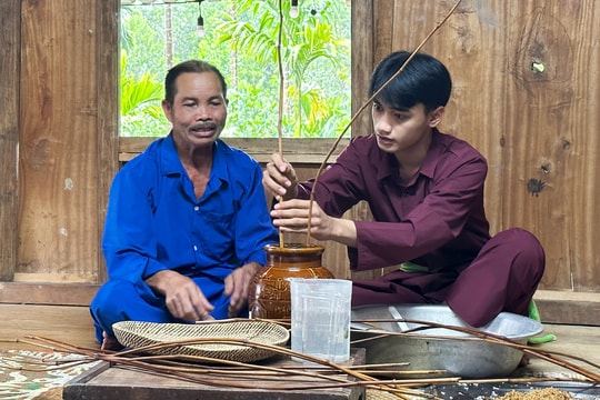 Mây tre đan và ủ rượu cần...