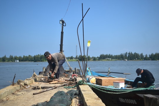 Ngư dân Núi Thành tu sửa tàu thuyền cho vụ biển mới