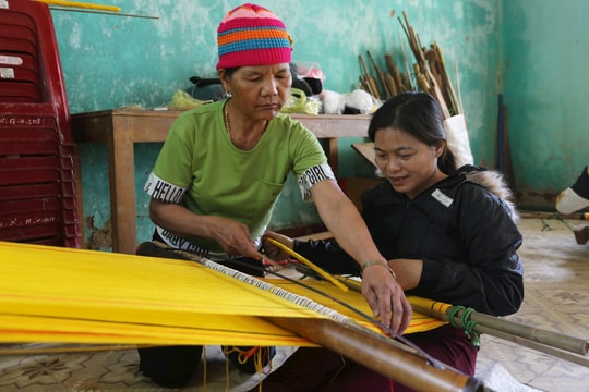 Truyền nghề dệt thổ cẩm