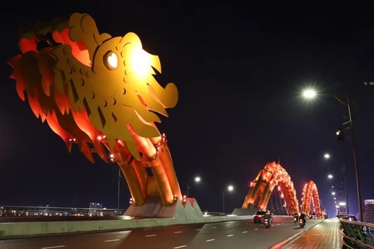 Cầu Rồng được chiếu sáng màu cam nhằm hưởng ứng bình đẳng giới