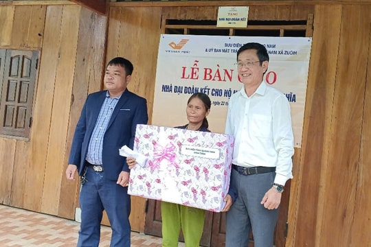 Bưu điện tỉnh Quảng Nam bàn giao nhà Đại đoàn kết cho hộ nghèo xã kết nghĩa