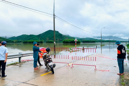 Nông Sơn: Nước lũ dâng, giao thông bị chia cắt nhiều nơi