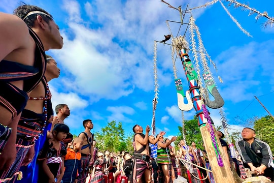 Cùng vui hội làng Aró