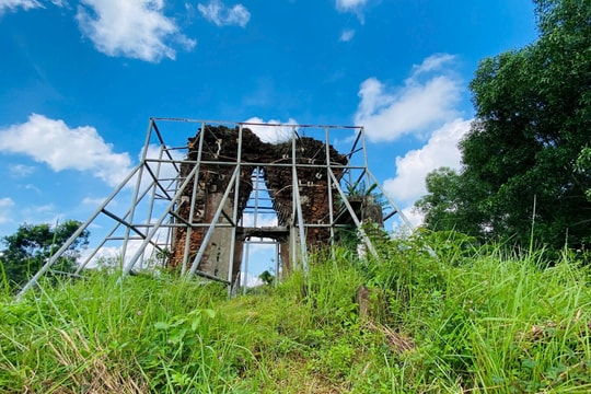 Đồng loạt "cứu" tháp Chăm