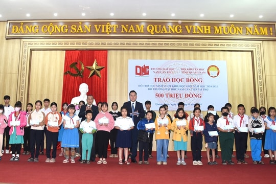 Trường Đại học Nam Cần Thơ trao 500 triệu đồng học bổng cho học sinh Quảng Nam