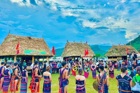 Tựa núi, kết tình anh em...