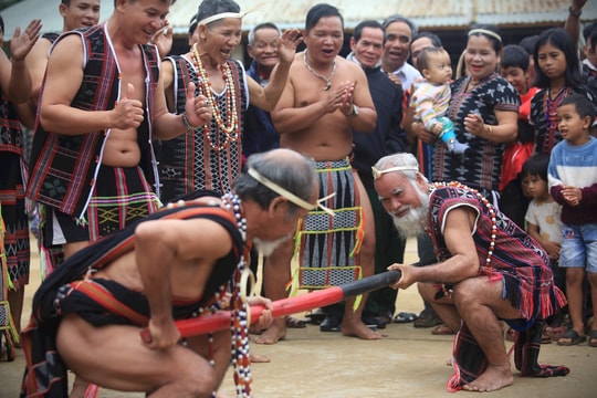 Người Cơ Tu vui hội nhập làng đón khách