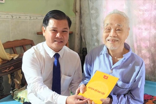 Lãnh đạo huyện Đại Lộc thăm, tặng quà đảng viên lão thành