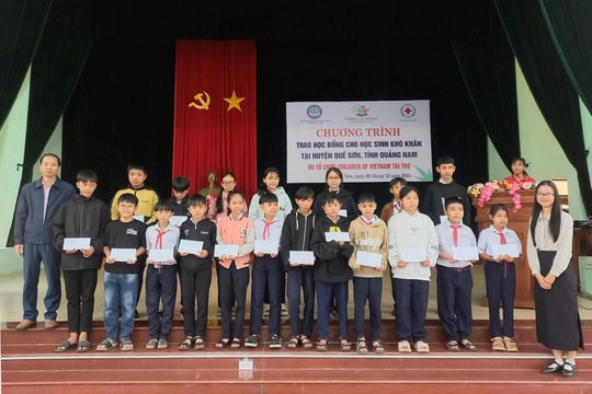 Tặng 100 suất học bổng cho học sinh Quế Sơn