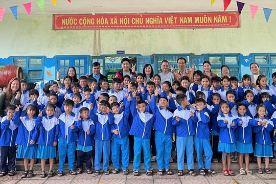 Trao tặng áo ấm cho học sinh và sinh kế cho người dân Núi Thành