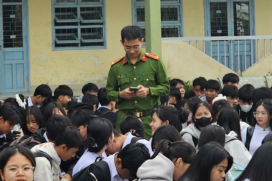 Công an Điện Bàn hướng dẫn học sinh, giáo viên tích hợp thẻ bảo hiểm y tế vào VNeID